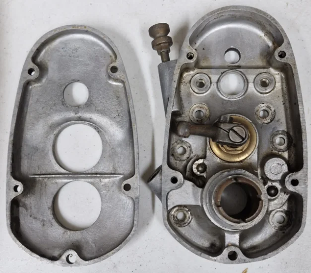 Gearbox end covers, upright, Norton singles 1946 (U)