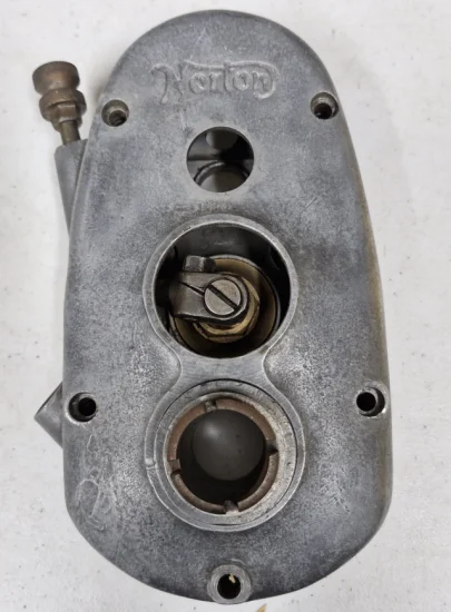 (image for) Gearbox end covers, upright, Norton singles 1946 (U)